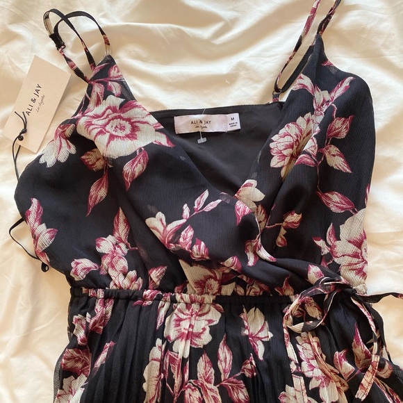 ALI & JAY FLORAL PLEATED MIDI DRESS - Picture 4 of 4